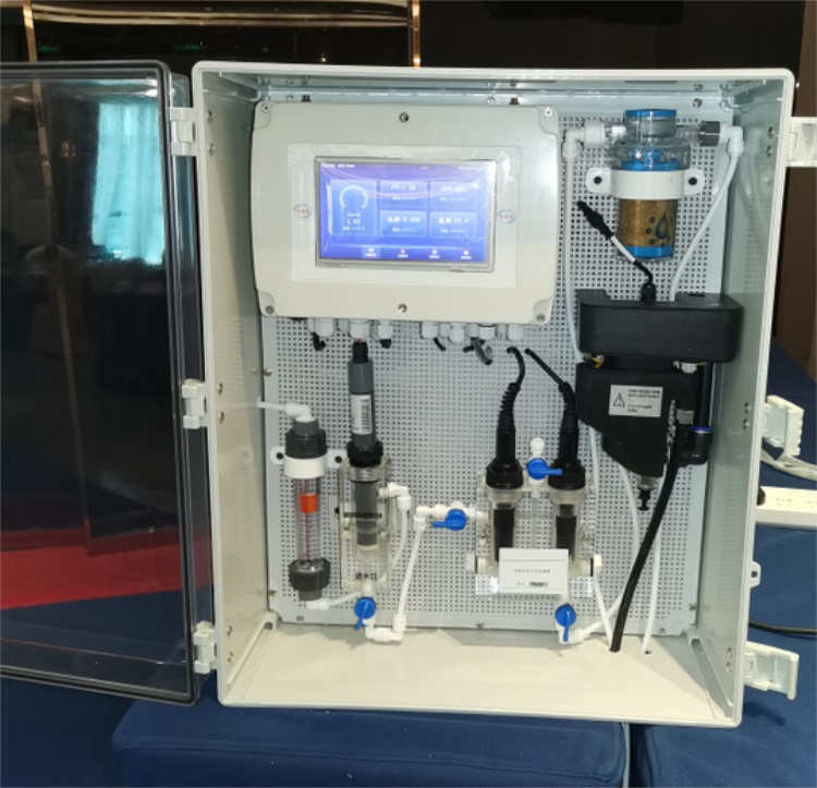 泳池水質(zhì)在線監(jiān)控器.jpg 泳池水質(zhì)在線監(jiān)控器.jpg