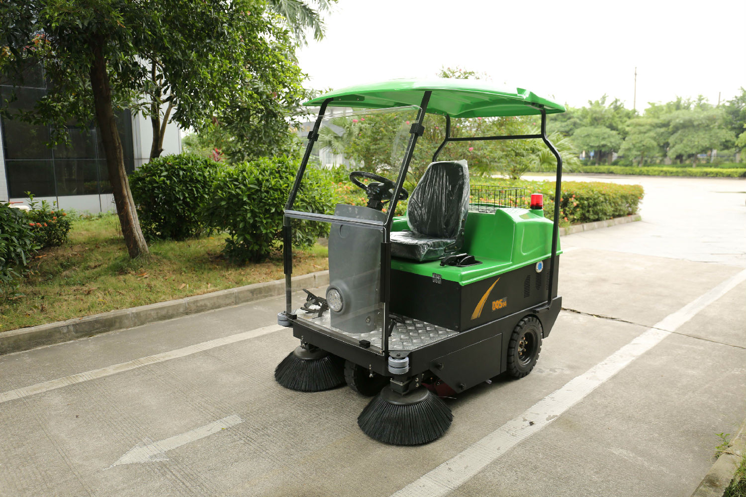 福利潔駕駛式掃地機(jī)的使用和維護(hù)