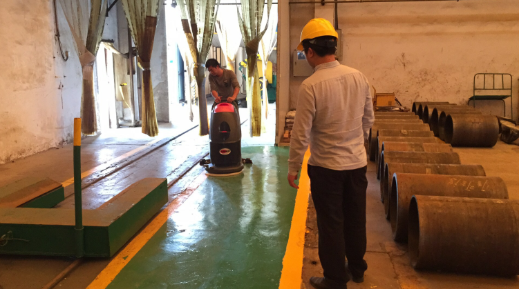 洗地機(jī)能否勝任工廠重度油污地面清潔工作？