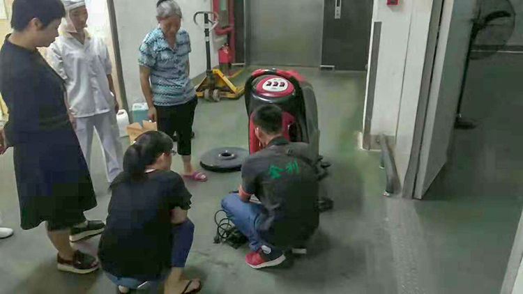 不同地面的清洗應如何選購全自動洗地機配件