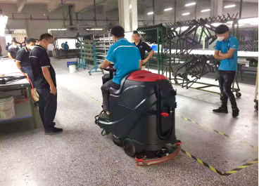 駕駛式洗地機(jī)不但清潔效果很棒，沒(méi)想到抑塵效果更明顯！