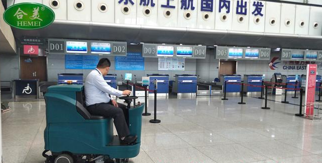 駕駛式洗地機(jī)在機(jī)場大廳使用效果