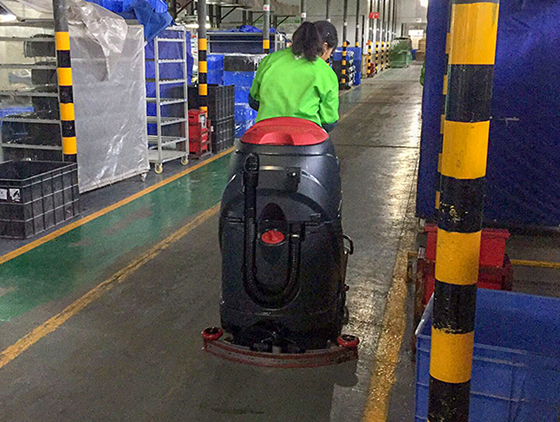 手推式的和駕駛式的洗地機的區(qū)別在哪？