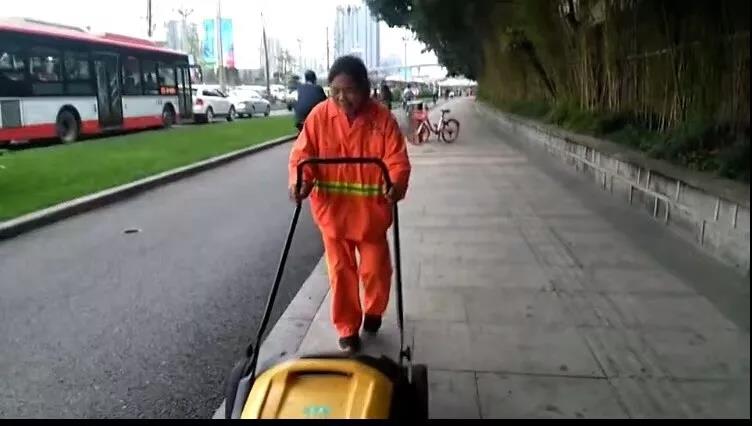 母親節(jié)，他送了媽媽一臺掃地機