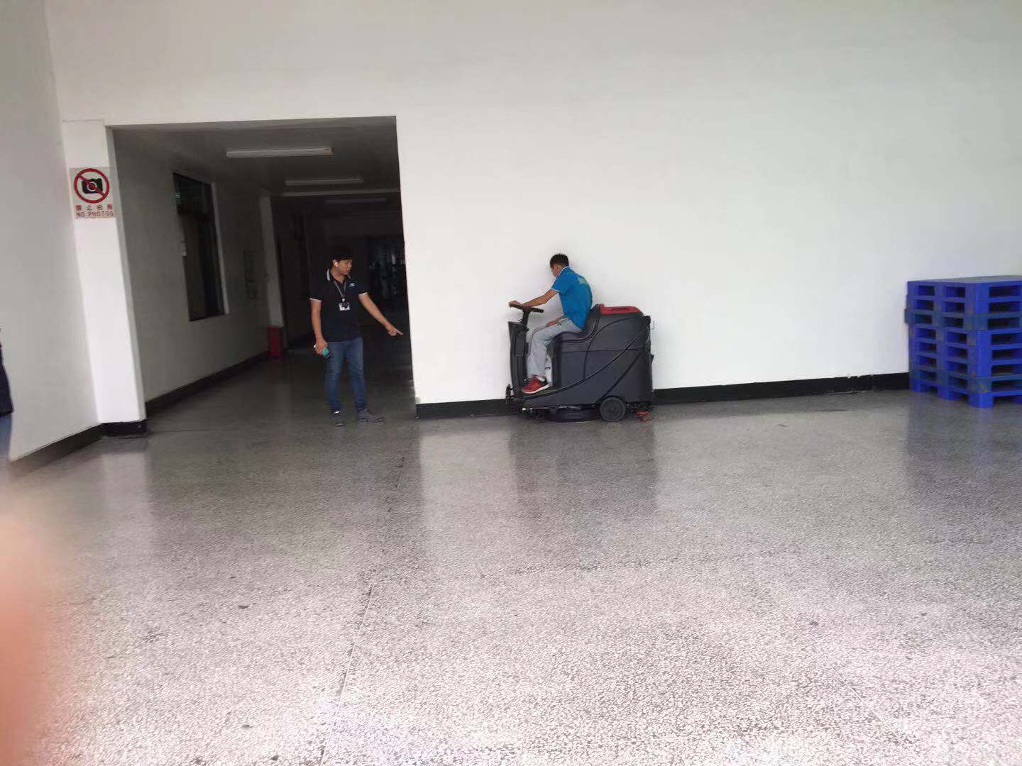 全自動(dòng)洗地機(jī)為持久抗疫戰(zhàn)保駕護(hù)航！